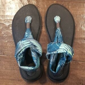 Sanuk Sling Yoga Mat Sandals with Green And Teal Leaf Patterns